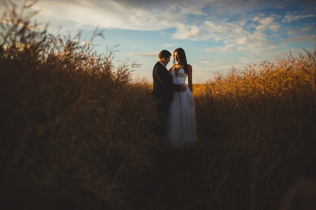 &quot;Sposa e sposo in piedi sul campo&quot;