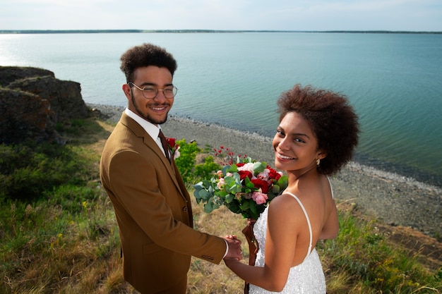 Sposa e sposo in posa all'aperto