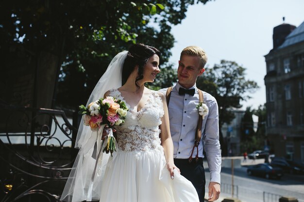 Sposa e sposo in posa per le strade del centro storico