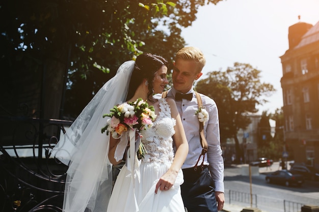Sposa e sposo in posa per le strade del centro storico
