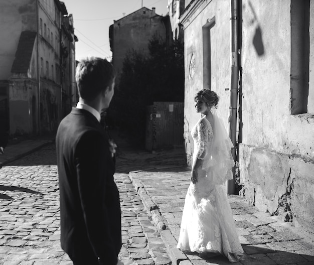 Sposa e sposo in posa per le strade del centro storico