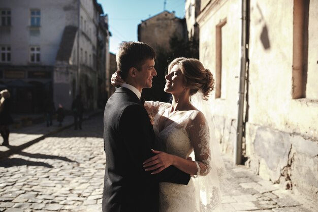 Sposa e sposo in posa per le strade del centro storico