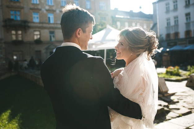 Sposa e sposo in posa per le strade della città vecchia