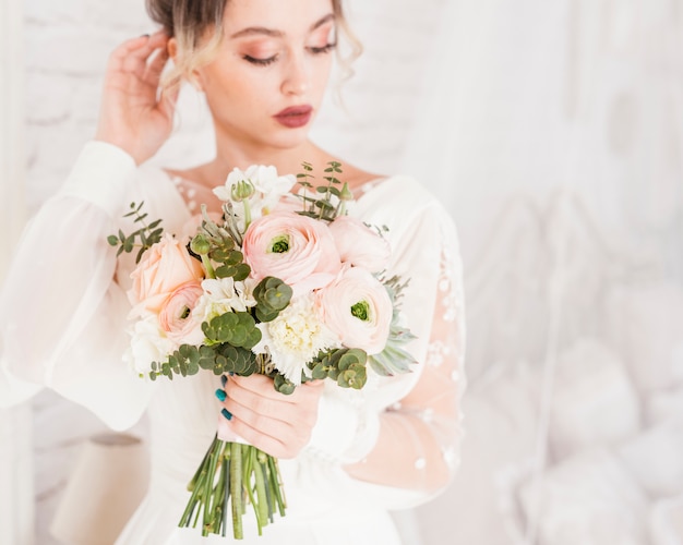 Sposa elegante in posa con il suo bouquet