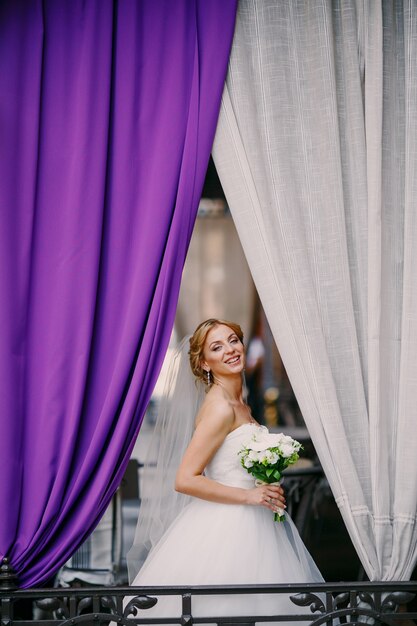 Sposa felice in posa con il suo bouquet