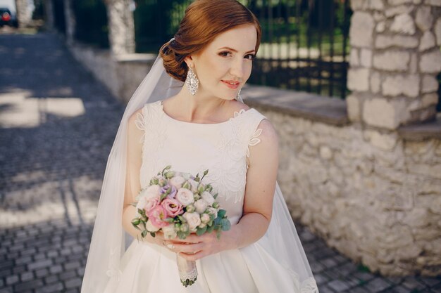 Sposa in posa con un bouquet