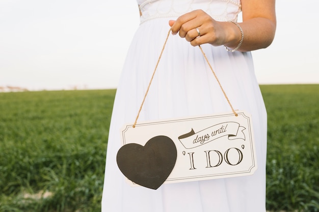 Sposa in un paesaggio naturale