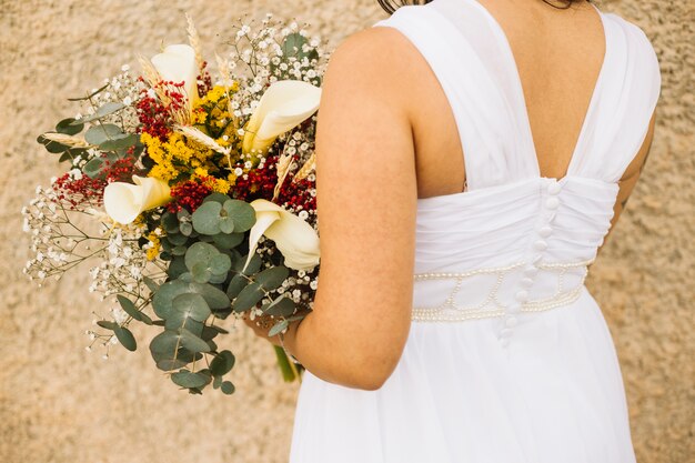 Sposa in un paesaggio naturale