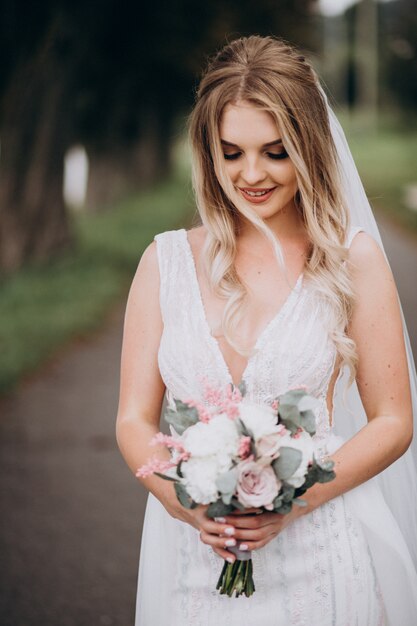 Sposa in un parco in autunno