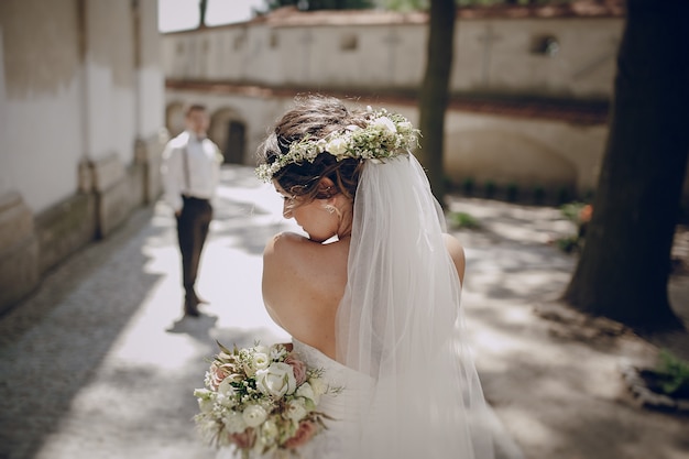 Sposa indietro con sfondo sfocato