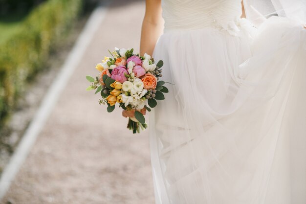 sposa indietro con un bouquet