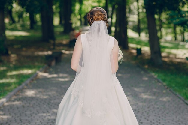 Sposa indietro