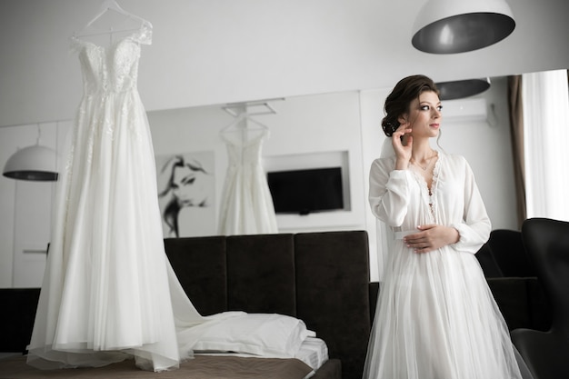 Sposa per la preparazione del mattino del giorno del matrimonio