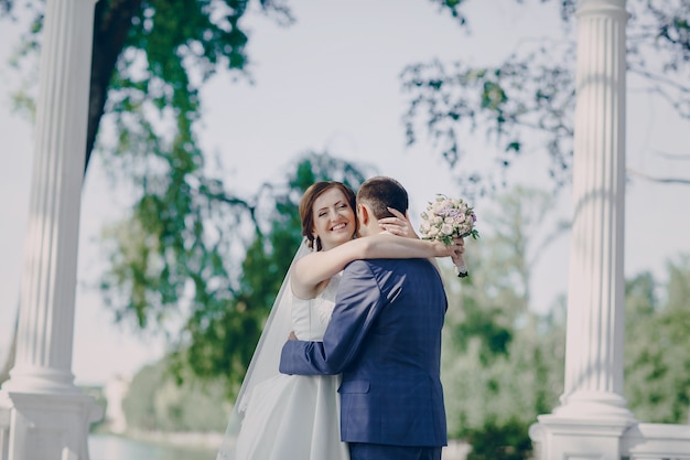 Sposa sorridente abbracciando il marito