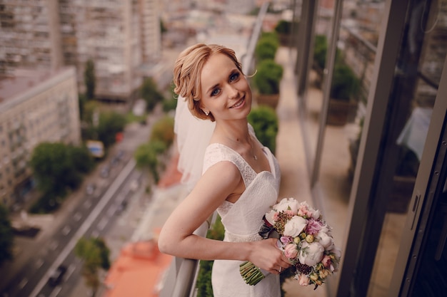 Sposa sorridente con sfondo di città