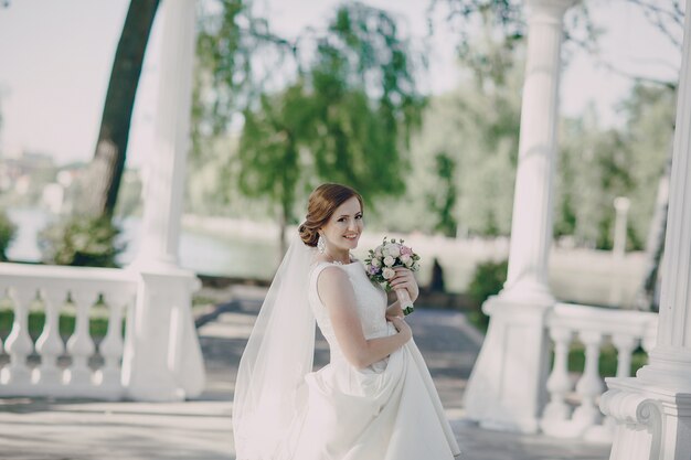 Sposa sorridente con un bouquet