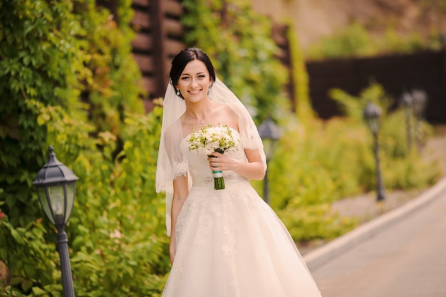 Sposa sorridente con un bouquet