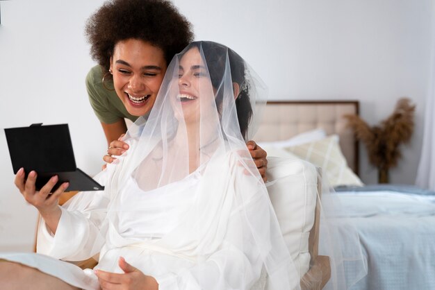 Sposa sorridente di vista laterale che si prepara