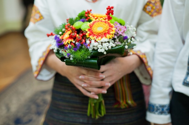 Sposa ucraino in ricamo nativo azienda bella bouquet di autunno colorato