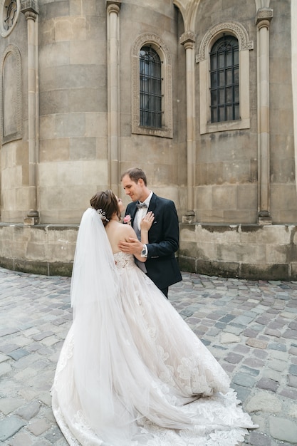 Spose felici abbracciano il giorno del matrimonio