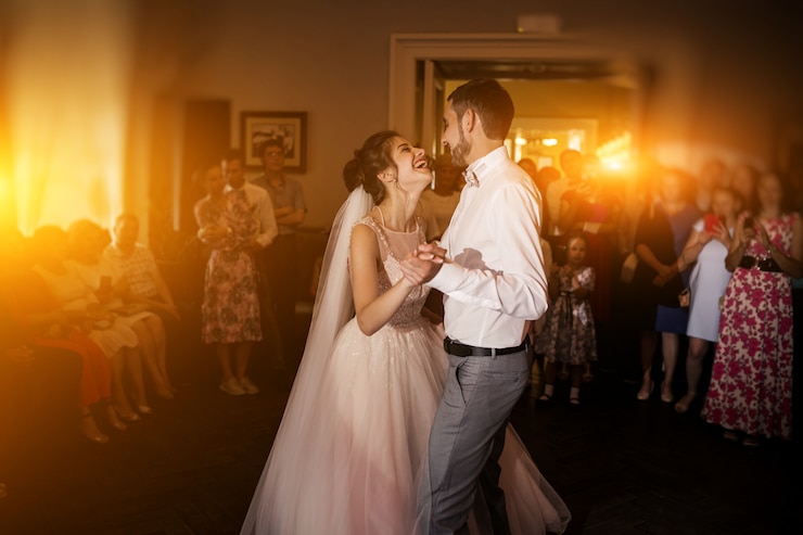 Foto gratuito sposi danzanti