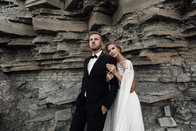 Sposi di moda in abito da sposa