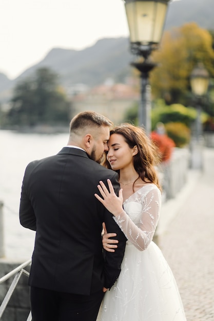 Sposi felici nel lago di Como, Italia