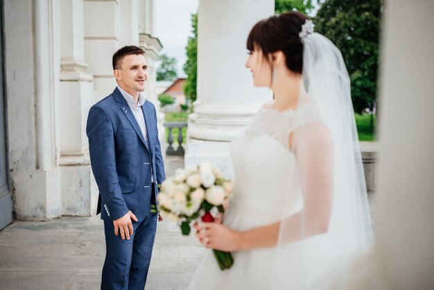 Sposi Le belle coppie, sposa e sposo si esaminano e sorridenti