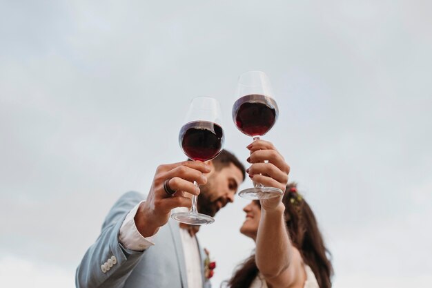 Sposi novelli che festeggiano il loro matrimonio in spiaggia