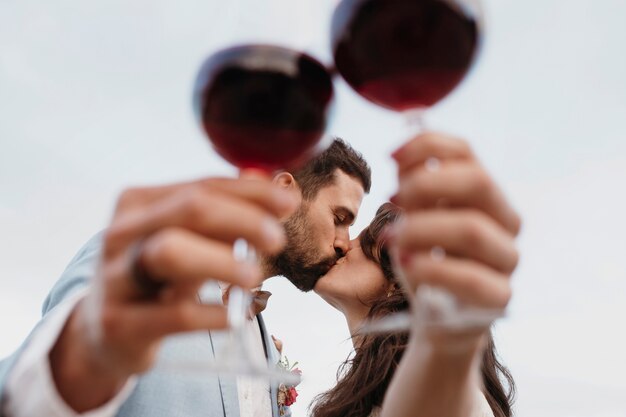 Sposi novelli che festeggiano il loro matrimonio in spiaggia