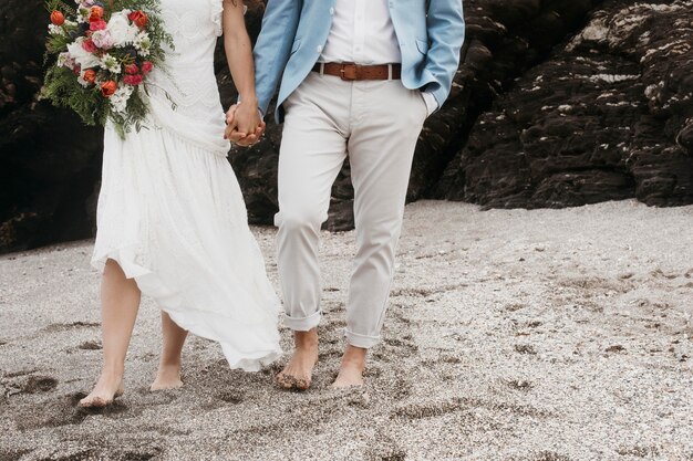 Sposi novelli che festeggiano il loro matrimonio in spiaggia