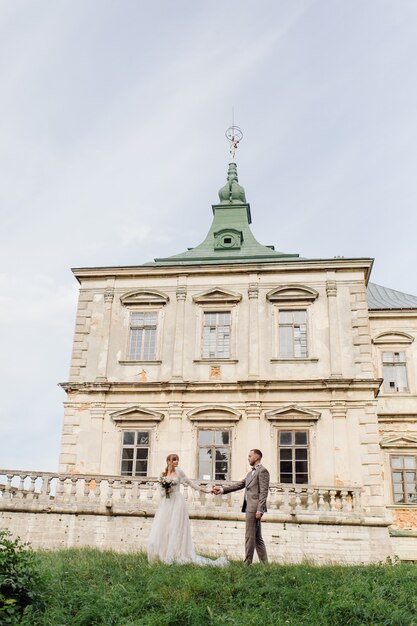 Sposi romantici innamorati