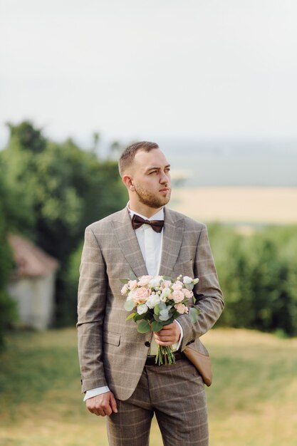 Sposo con bouquet da sposa