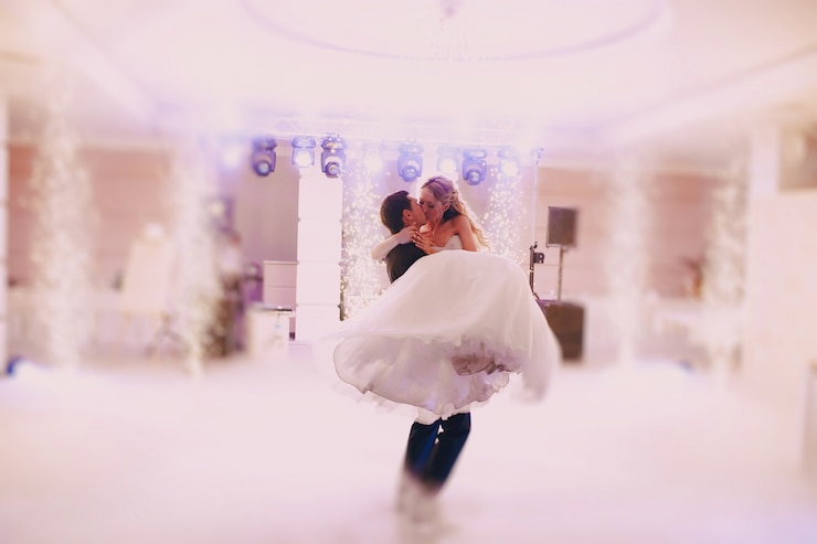 Foto gratuito sposo di sollevamento della sposa, mentre la danza