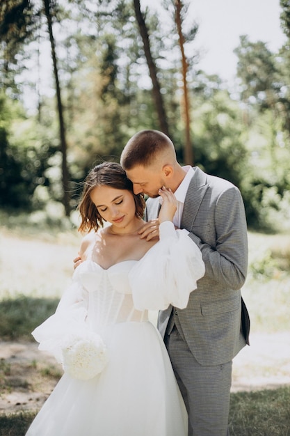 Sposo e sposa il giorno del loro matrimonio nella foresta