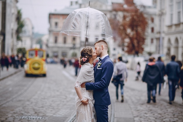 sposo e sposa in un albergo