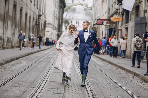 sposo e sposa in un albergo