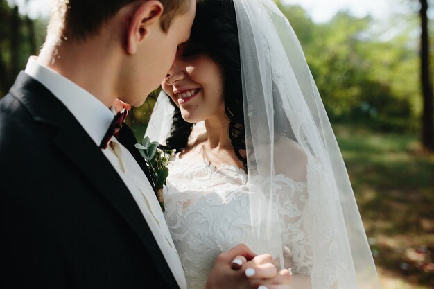 Sposo e sposa tenendo le mani in piedi