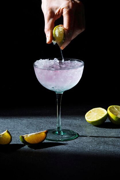 Spremere a mano il lime per cocktail daiquiri