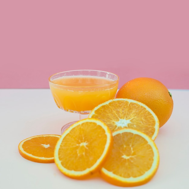 Spremere di fresco il succo d&#39;arancia in un bicchiere