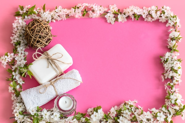 Spring Spa ancora in vita sul muro rosa isolato con fiori primaverili