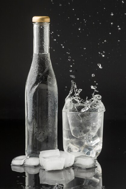 Spruzzata d'acqua in un bicchiere