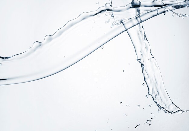 Spruzzata dell'acqua del primo piano su fondo leggero