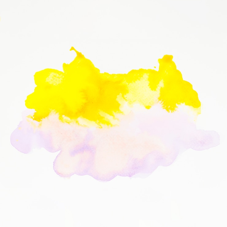 Foto gratuito spruzzata dell'acquerello giallo e rosa su sfondo bianco