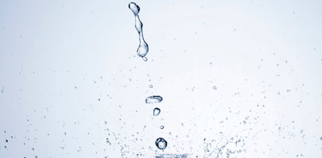 Spruzzata di acqua chiara su sfondo chiaro