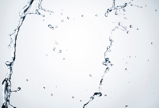 Spruzzata di acqua chiara su sfondo chiaro