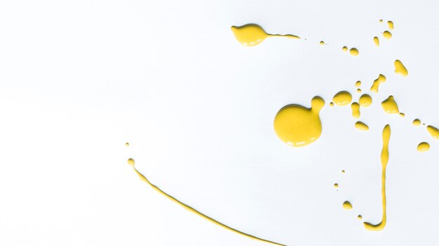 Spruzzata di colore giallo su tela bianca