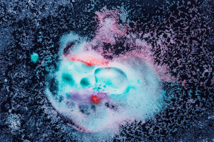 Foto gratuito spruzzata di schiuma colorata sull&#39;acqua scura