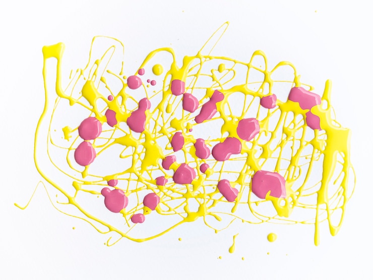 Foto gratuito spruzzata rosa e gialla della pittura su fondo bianco