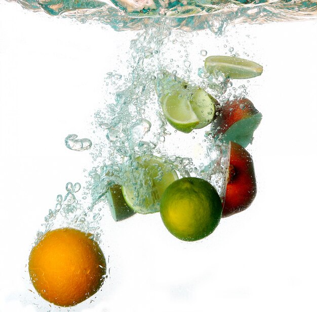 Spruzzi d'acqua con frutta fresca